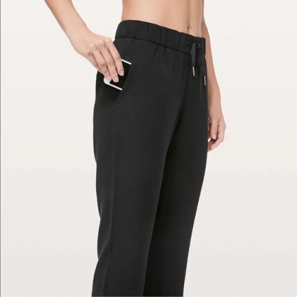 Lululemon On The Fly Crop Woven 23